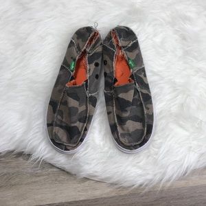 Sanuk camo loafers size 6